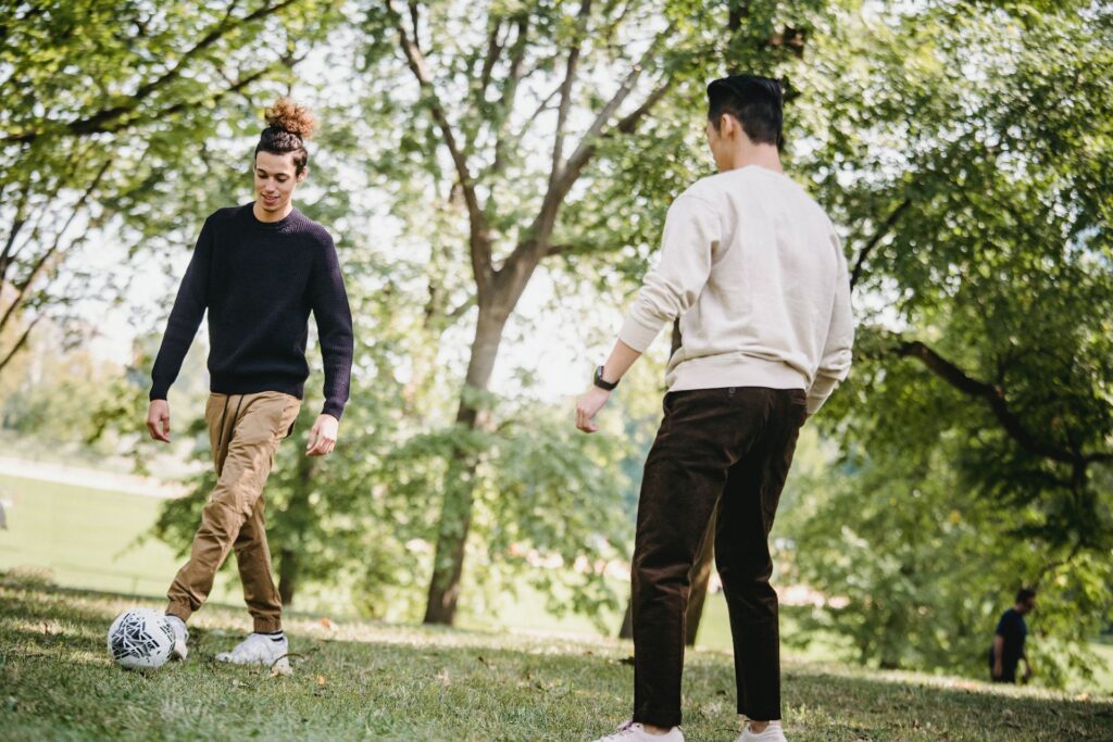 Sport und Freundschaften können bei der Stressbewältigung helfen.